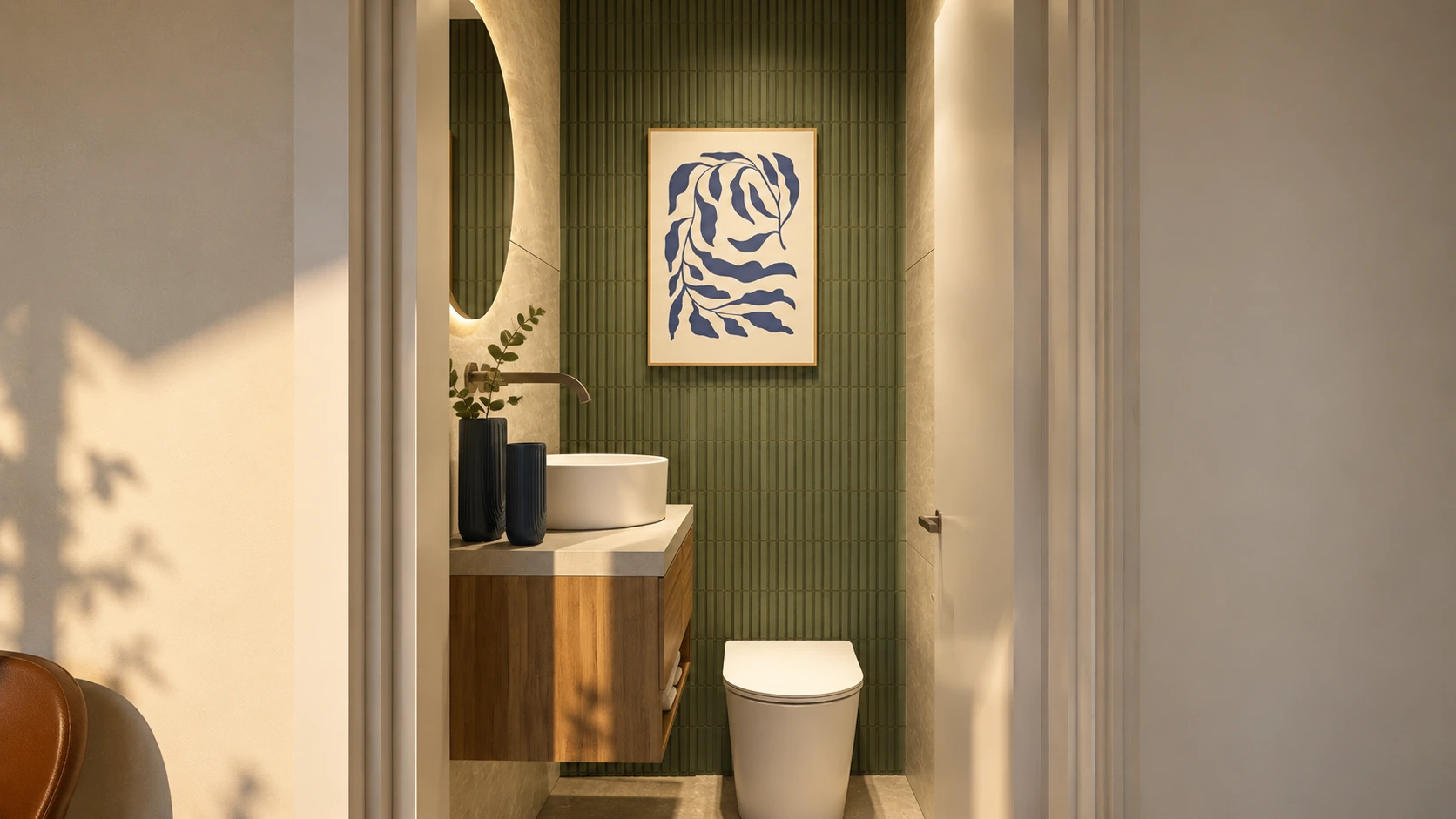Toilette con revestimiento verde y lavabo